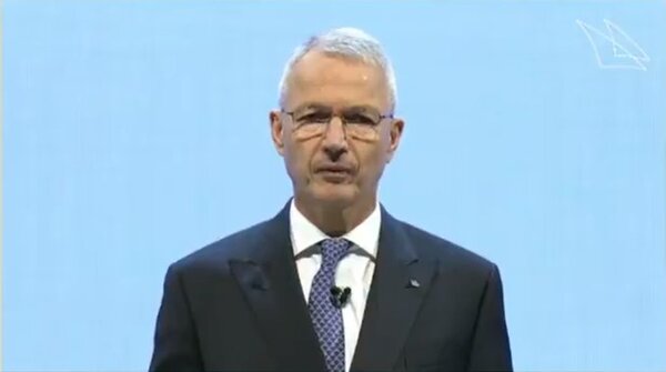 El presidente de Credit Suisse se disculpa por el colapso