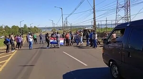 Vendedores de combustible de contrabando cerraron ruta en Encarnación - Noticiero Paraguay
