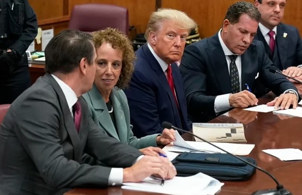 Donald Trump regresa a Florida tras ser acusado de 34 delitos
