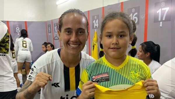 Jugadora de Guaraní le cumplió el sueño a una fanática suya