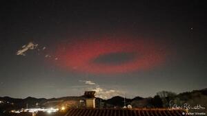 Avistan un extraño fenómeno luminoso con la forma de un anillo rojo en el cielo de Italia