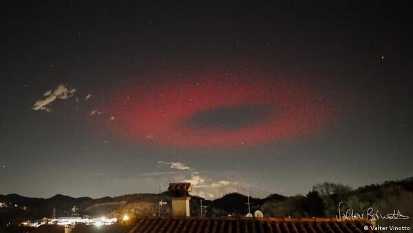 Avistan un extraño fenómeno luminoso con la forma de un anillo rojo en el cielo de Italia