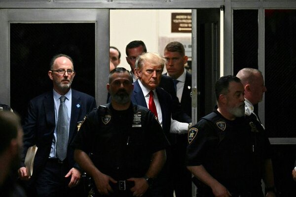 Histórica audiencia:Trump se presentó ante un juez acusado de soborno a actriz porno - C9N