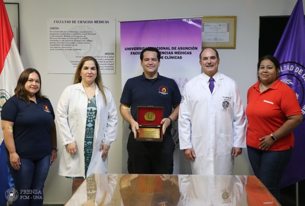 Entregan reconocimiento a voluntario tras completar 100 donaciones de sangre - trece