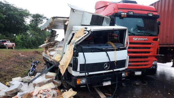 Quíntuple choque de vehículos deja dos heridos en Caaguazú