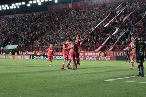Versus / Gabriel Ávalos falló un penal, pero Argentinos Juniors arrancó ganando en la Copa Libertadores
