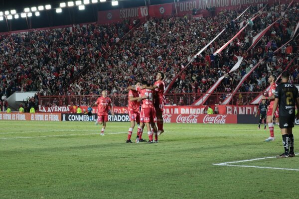 Versus / Gabriel Ávalos falló un penal, pero Argentinos Juniors arrancó ganando en la Copa Libertadores