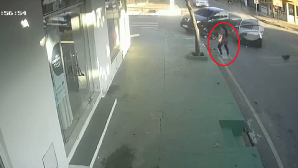 ¡Milagro! Mujer quedó en medio de un choque y salió ilesa