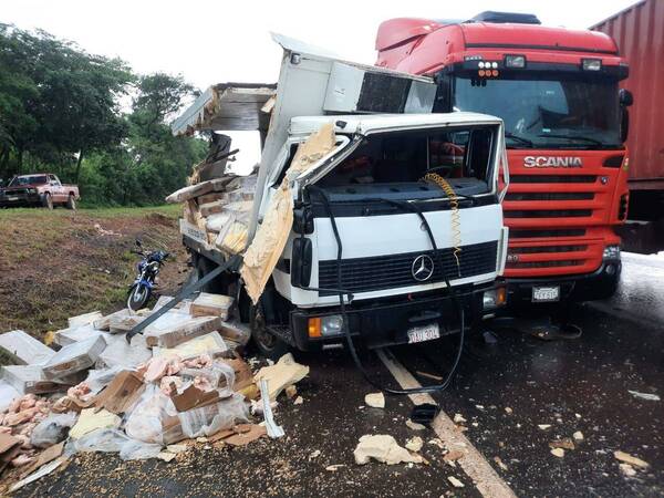 Quíntuple choque deja dos heridos y daños materiales