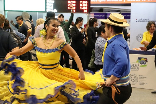 Con danza, chipa y cocido reciben a pasajeros en el aeropuerto por la Semana Santa •