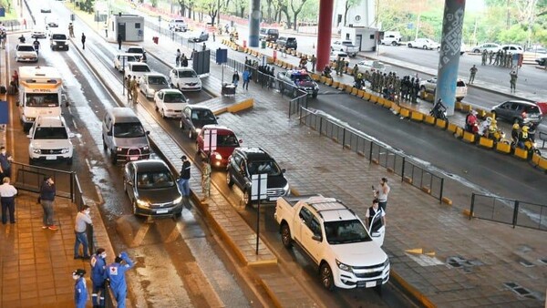 Filas interminables en el Puente de la Amistad - SNT