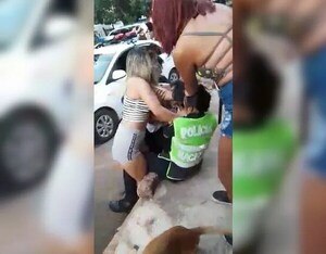Policía agredida por turba de mujeres explica por qué no reaccionó