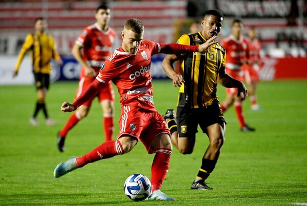 Versus / The Strongest se hizo fuerte en la altura y derrotó a River Plate