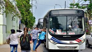 Usuarios de buses viven su propio vía crucis en esta Semana Santa