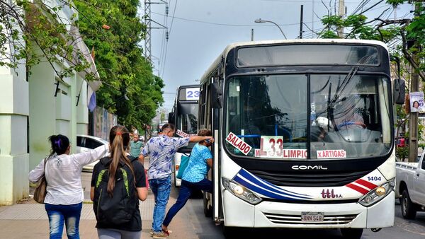 Usuarios de buses viven su propio vía crucis en esta Semana Santa