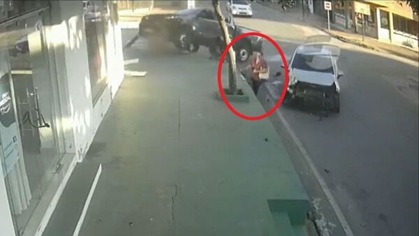De milagro una mujer se salvó de ser aplastada por dos autos