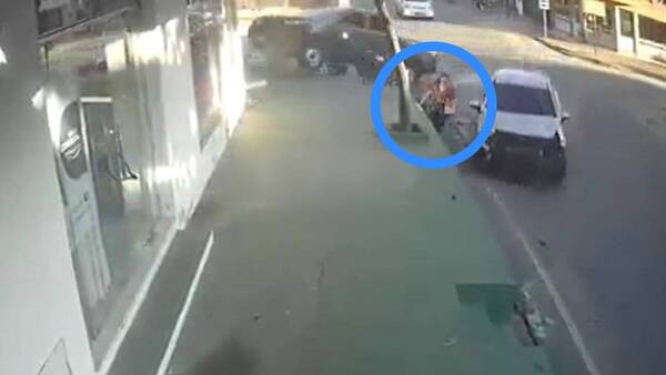 [VIDEO] ¡Milagro! Doña quedó en medio de choque y "chuleó" a la muerte