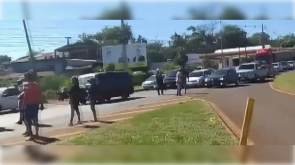[VIDEO] ¡Mañamina! Vendedores de combustible de contrabando cerraron el paso en Encarnación