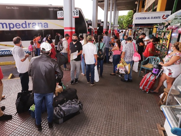 Con la fe puesta en la valija, miles de paraguayos se embarcan al interior - La Tribuna