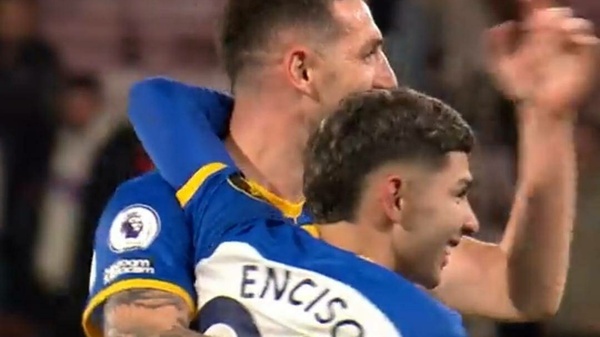 [VIDEO] La hinchada coreo el nombre de Julio Enciso y para el DT del Brighton, él será...
