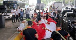 La Nación / Campaña “Buen Anfitrión”: Senatur recibe con danza y chipa a visitantes de CDE