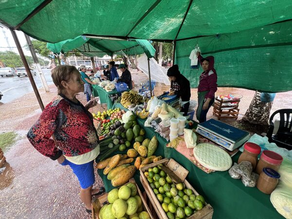 Feriantes ofrecen sus productos con buenos precios por Semana Santa