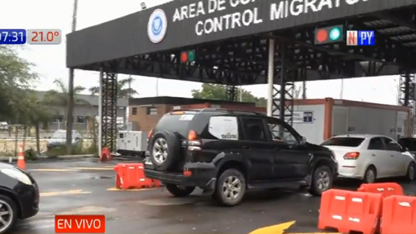 Intenso movimiento de vehículos en paso fronterizo de Puerto Falcón