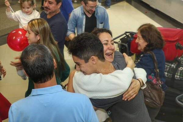 "Abrazos santo" coparon el aeropuerto: reencuentro familiar emotivo