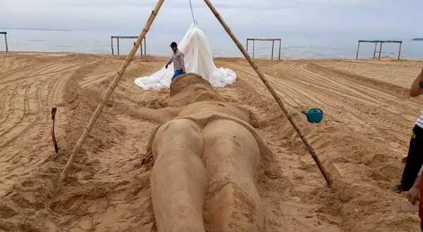 Artista crea una impresionante escultura de Cristo Crucificado en arena en Carmen del Paraná