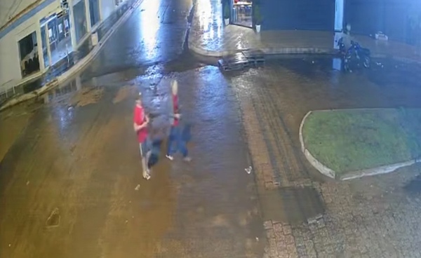 Delincuentes roban motocicleta de una joven trabajadora