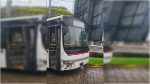 [VIDEO] "Fue una desgracia con suerte": bus y auto chocaron y quedaron chalái