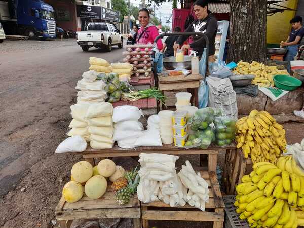 Tradicional venta de ingredientes para la Chipa en esquina de Encarnación