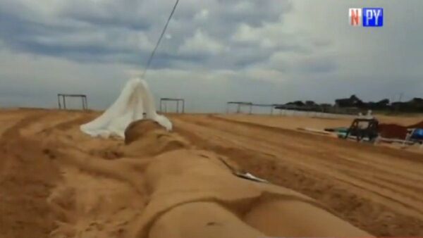 Imponente obra de arena del Cristo crucificado en Carmen del Paraná