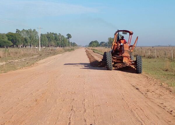 El MOPC mejora la transitabilidad de caminos no pavimentados en Ñeembucú - .::Agencia IP::.