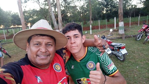 Leonardo, el arquero-albañil que también es zaguero y hasta juega de 9
