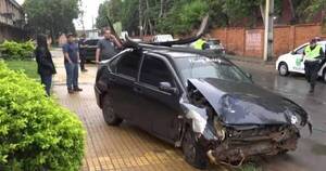 La Nación / Accidente con suerte: automovilista perdió el control y chocó contra bus en Asunción