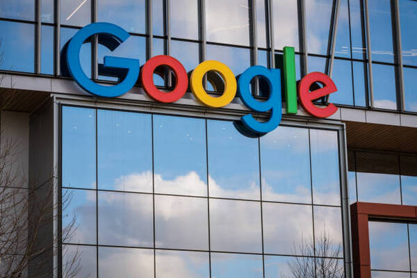 Empleados de Google en Londres protestan por planes de despidos - Revista PLUS