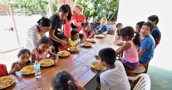 La Nación / Mujeres de Limpio dan de comer a 150 menores