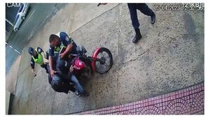 Video: Policía detiene a asaltantes, segundos después de atraco