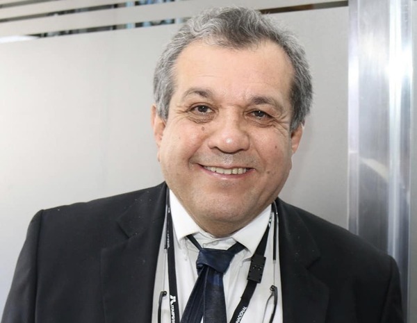 Diario HOY | Candidato presidencial se baja de la puja y decide apoyar a Peña