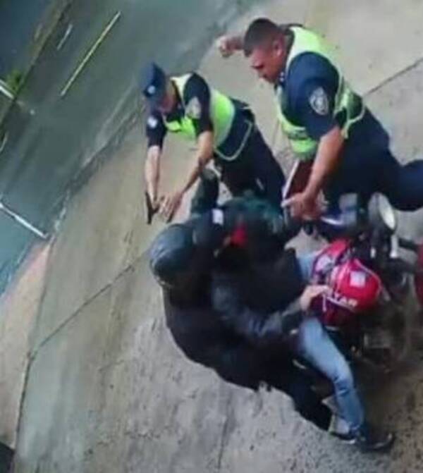 La policía los cachó justito cuando salían de asaltar un local