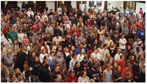 El Avivamiento continúa: Cientos de jóvenes de bautizaron tras aceptar a Cristo en Gatlinburg