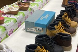 Allanan local comercial y requisan calzados ingresados de contrabando