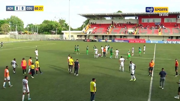 Terremoto obliga a paralizar partido - La Prensa Futbolera