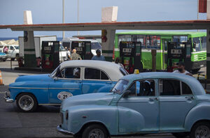 "Dormí anoche en el carro": vuelven las colas en las gasolineras cubanas - MarketData