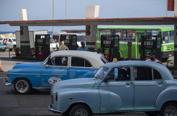 "Dormí anoche en el carro": vuelven las colas en las gasolineras cubanas - MarketData