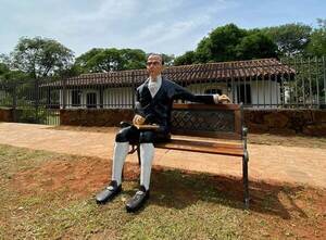 Habilitan estatua del "Dr. Francia" frente a su residencia en Yaguarón