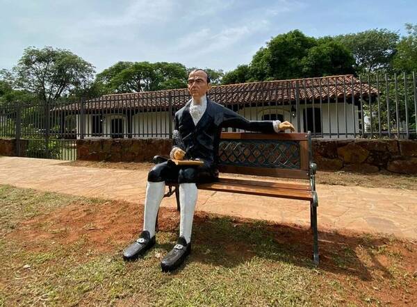 Habilitan estatua del "Dr. Francia" frente a su residencia en Yaguarón