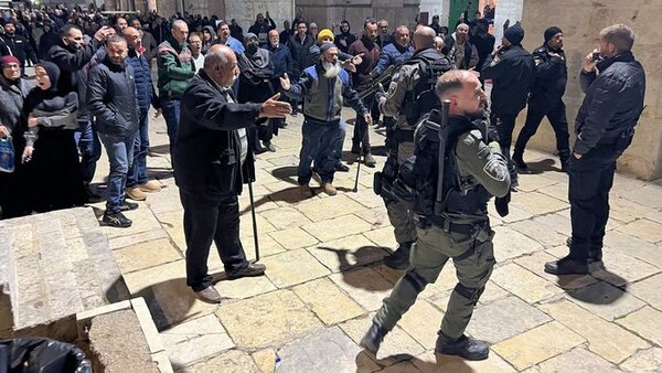 Más de 350 detenidos por enfrentamientos en la mezquita de Jerusalén
