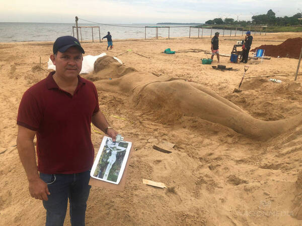 Artista crea escultura en arena de Ñandejara Crucificado